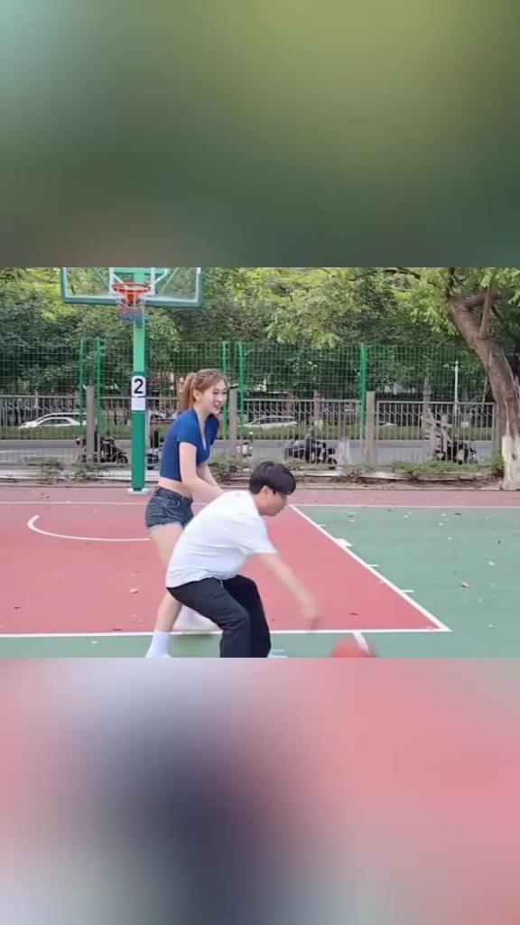 集夢(mèng)會(huì)長(zhǎng)背打一米8的女生，這是真打球??！