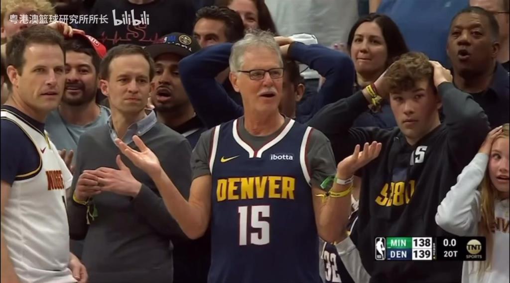 導(dǎo)火索？回顧此前掘金對(duì)陣森林狼，威少送出三分犯規(guī)后的眾生相！