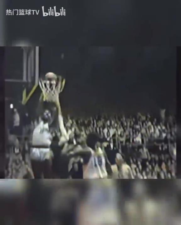 這是怪物嗎？張伯倫高中時(shí)期是怎么打球的？校園里的明星！