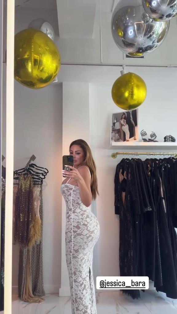 徐娘半老！皮蓬前妻穿吊帶裙自拍，這身材也太炸裂了！