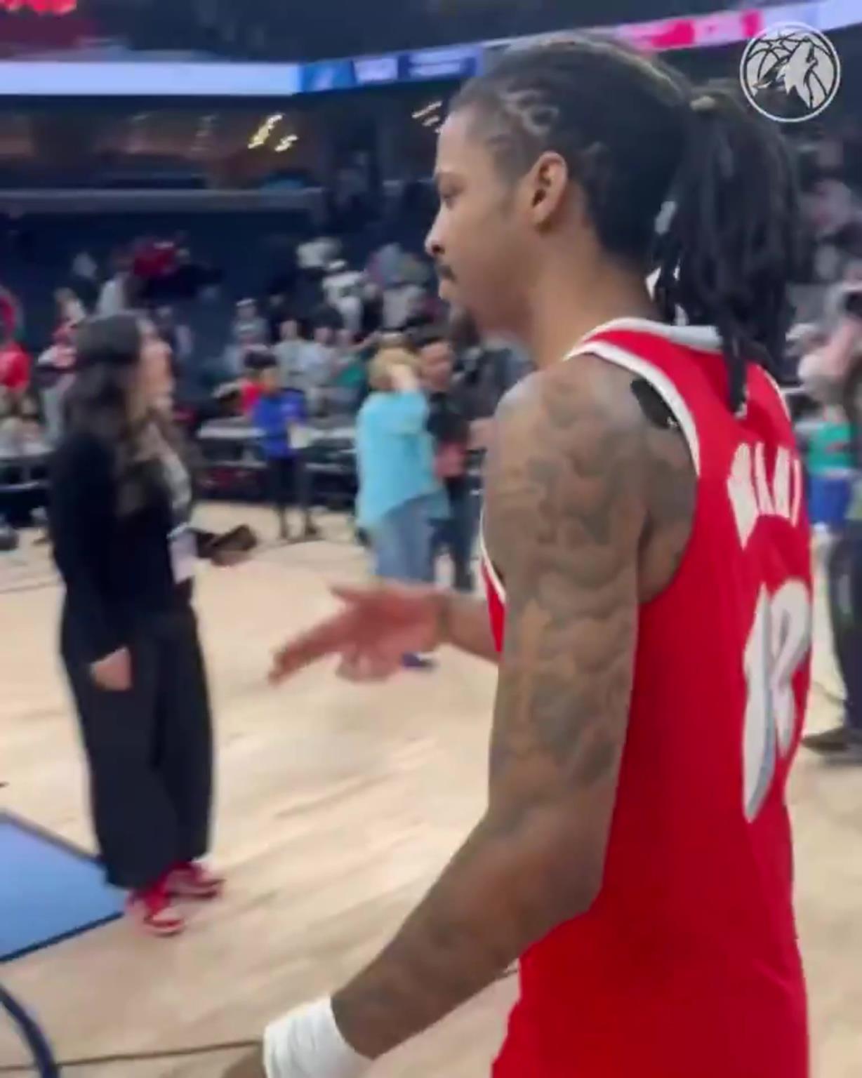 笑死！莫蘭特賽后與華子握手，竟然也是比出“手槍”的手勢(shì)