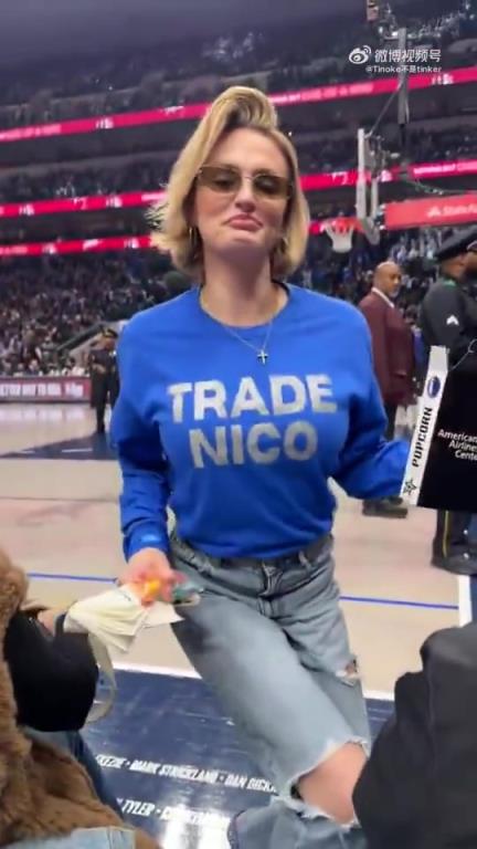 主場(chǎng)不準(zhǔn)球迷打印“解雇Nico”標(biāo)語(yǔ)，女球迷就出此下策