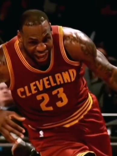 老詹這恐怖的大體格，完美詮釋什么叫“人型坦克”！