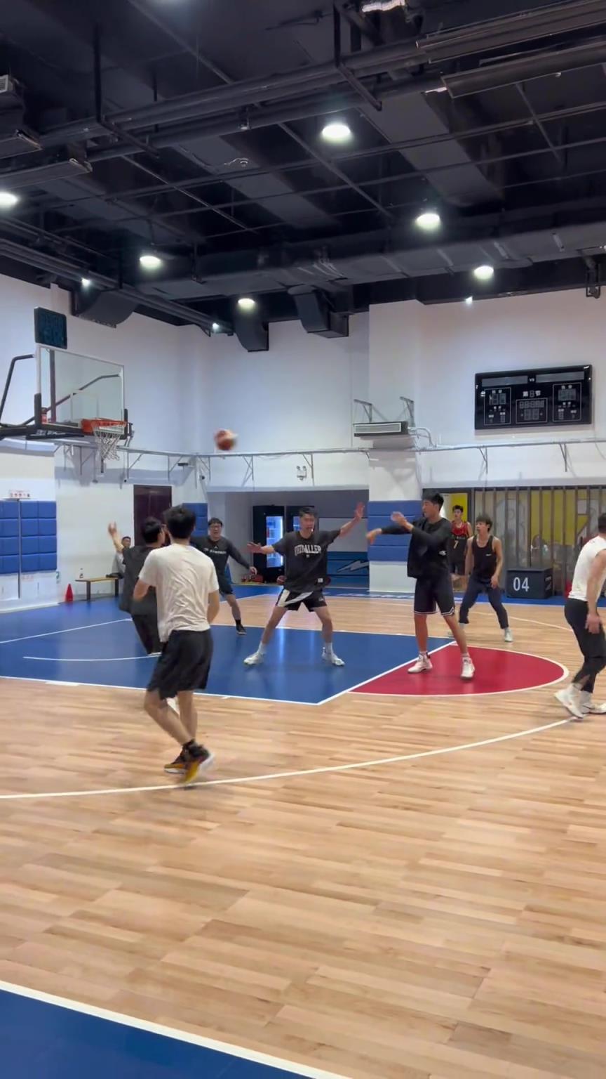 對手回家后：老婆，我今天在野球場匹配到巔峰馬刺隊了！