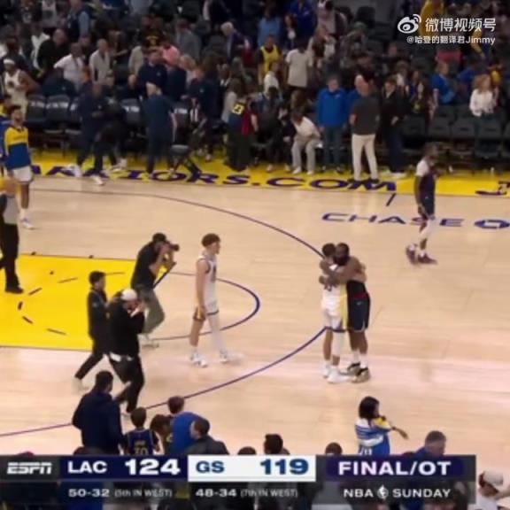 09雙雄傾盡全力！哈登和庫里賽后第一時(shí)間擁抱在一起