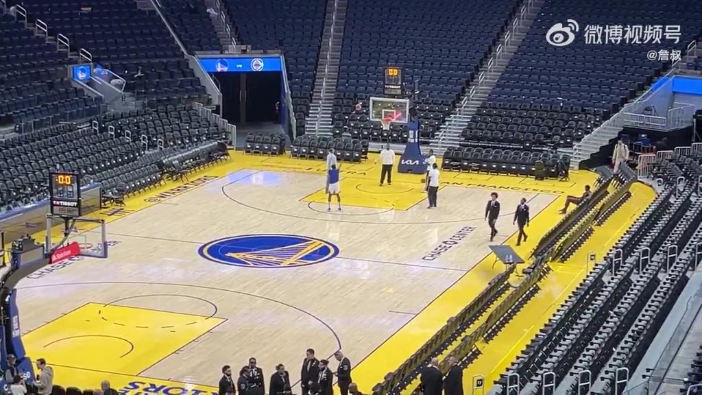 今天沒有得到出場機(jī)會(huì)！庫明加賽后還留在場地練習(xí)投籃