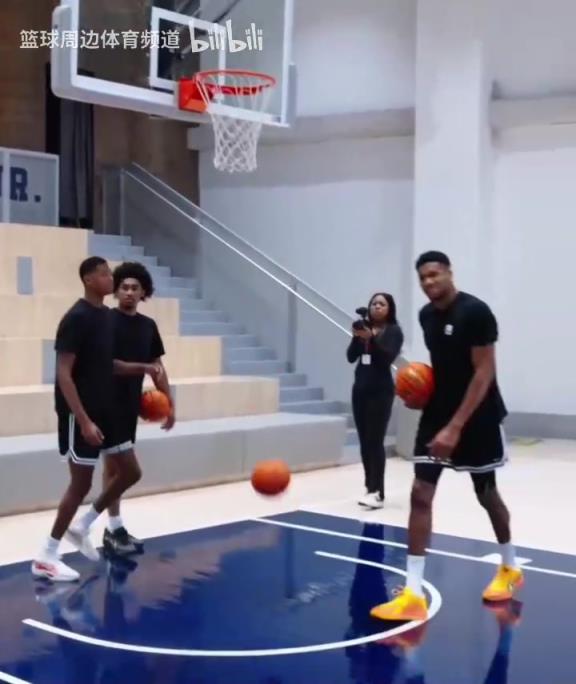 別人能學(xué)得來嗎？名場面：字母哥指導(dǎo)小球員籃下腳步！