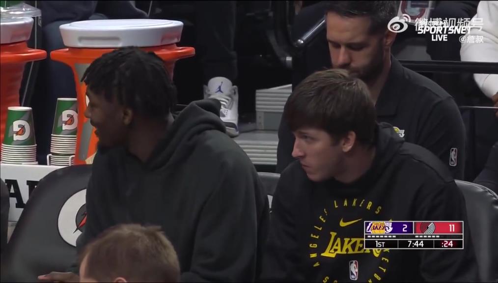 鎖定西部第三愜意得很！里夫斯輪休在板凳席上吃東西被抓拍到了