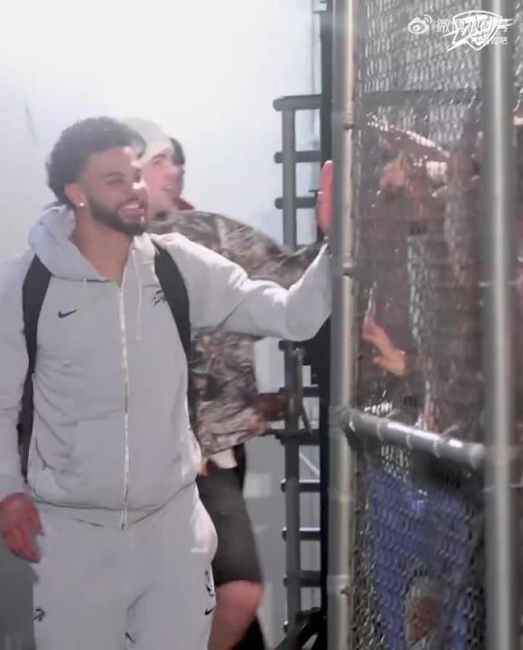 68勝歷史第五傲人戰(zhàn)績！雷霆全員回到OKC，當(dāng)?shù)厍蛎詿崆榻訖C(jī)