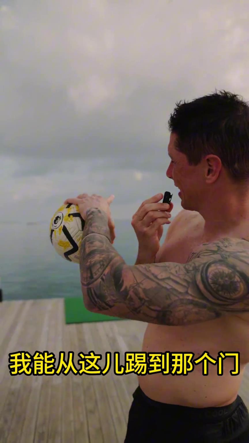 當(dāng)年多少人的偶像！托雷斯挑戰(zhàn)赤腳進(jìn)球