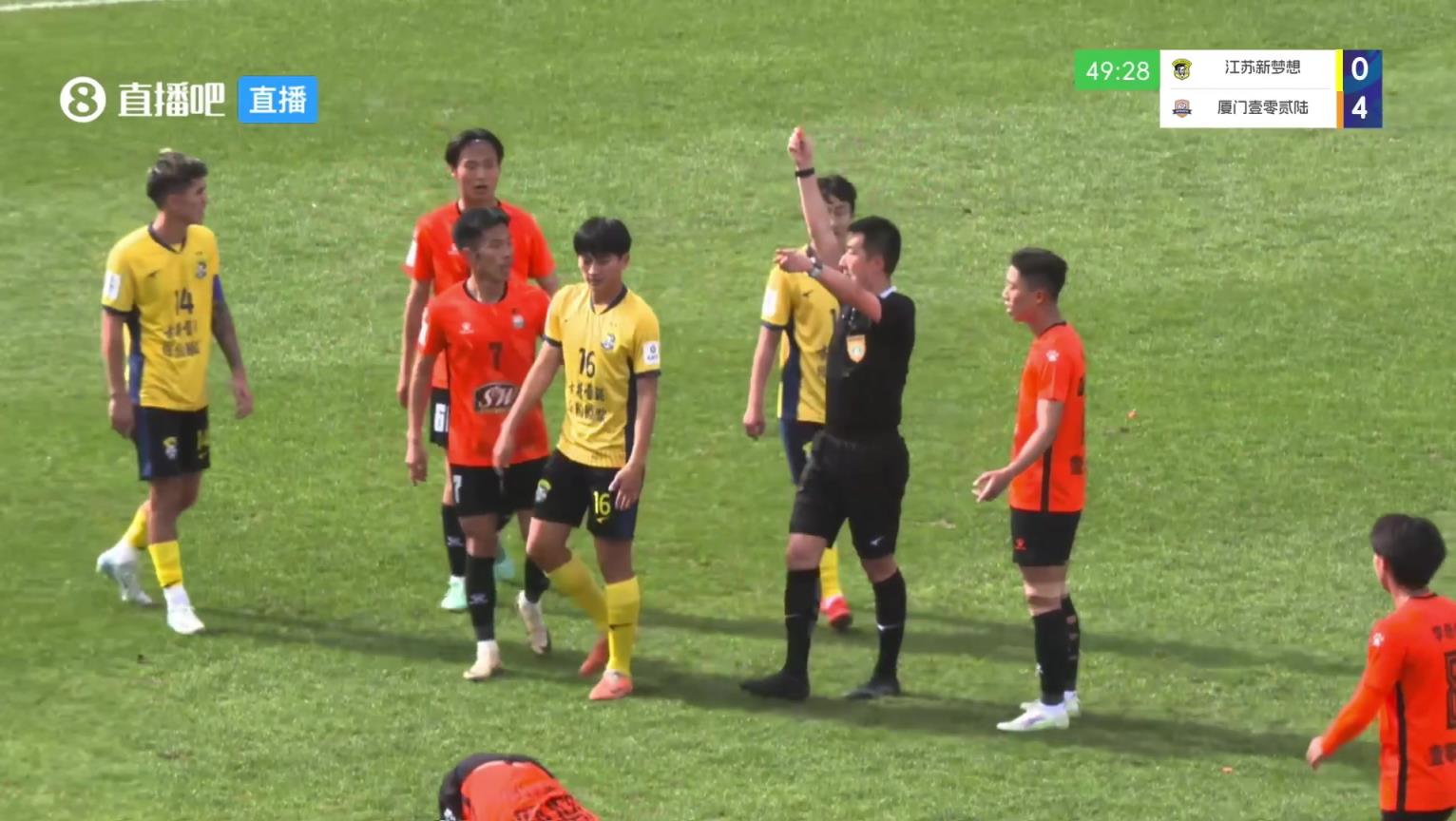 比姆巴佩抬的還高，中冠球員亮鞋釘兇狠蹬踏被裁判直紅驅(qū)逐