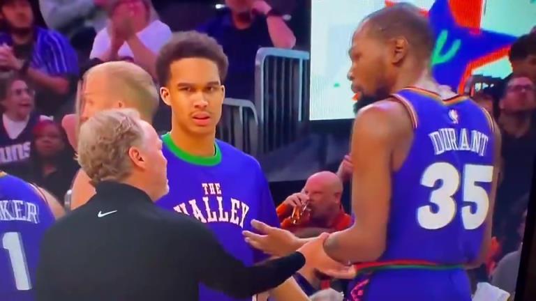 下課導(dǎo)火索？主帥布登此前抓住KD手臂要說什么，被一把甩開！