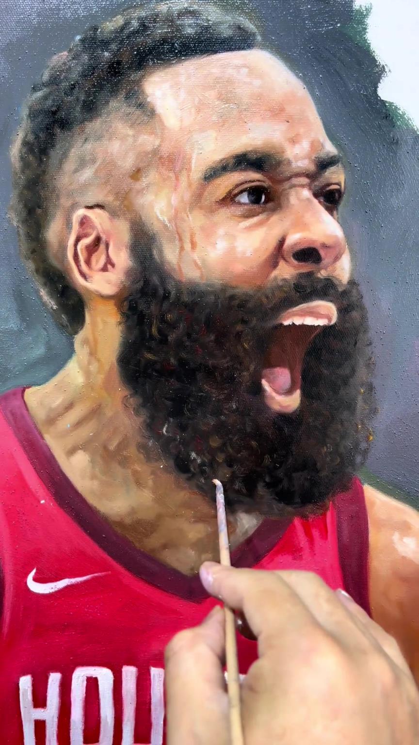 網(wǎng)友在街頭繪畫遭路人圍觀：最帥的火箭登~