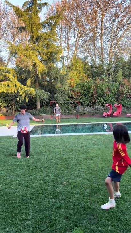 馬塞洛和兒子隔水相傳！大兒子腳法有點(diǎn)東西的！