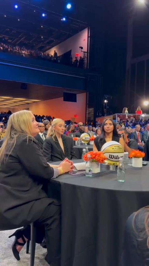 今天這穿搭，差點沒認(rèn)出來！佩奇-布克斯當(dāng)選WNBA狀元后十分淡定