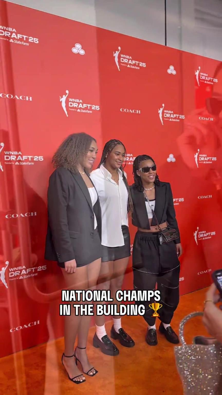 吧友們有喜歡的嗎？WNBA選秀大會上，到處都有靚麗的風(fēng)景線