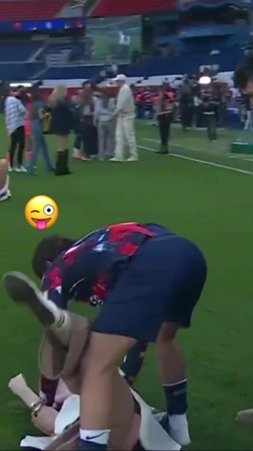 玩這么花??？?jī)?nèi)維斯在家人面前把自己女友按倒在地