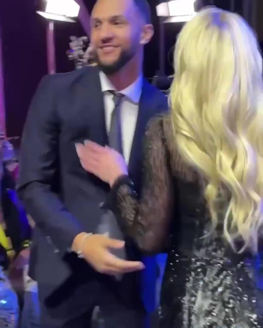 身材姣好！薩格斯的女友海莉被芝加哥天空選中！兩人接吻慶祝