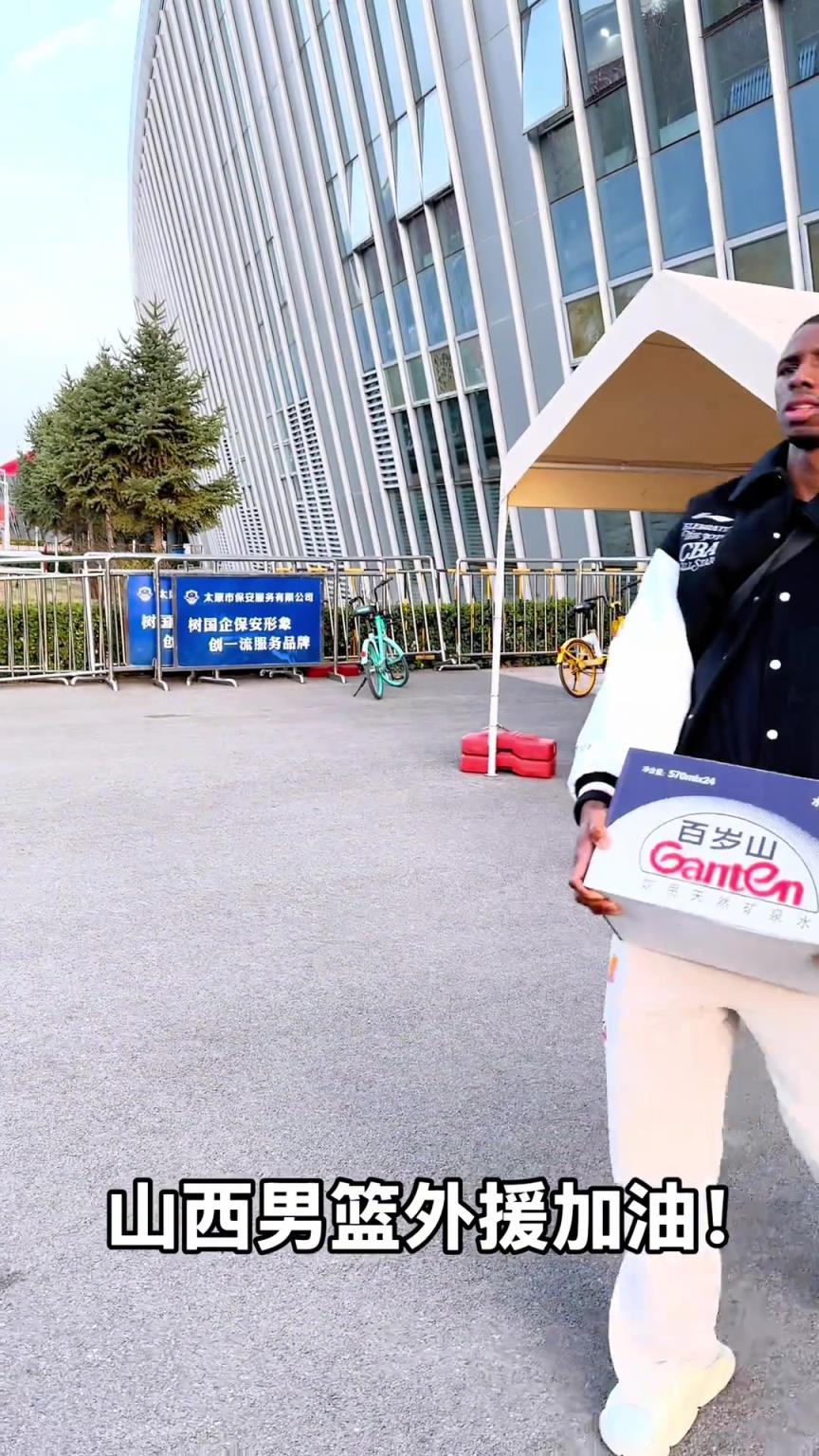 不是！你們山西外援合同還包括搬水的？