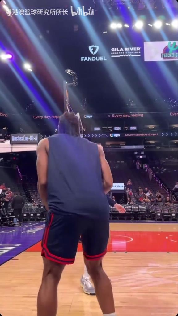 機器人級別的靜態(tài)身體！近距離看小卡的賽前熱身！