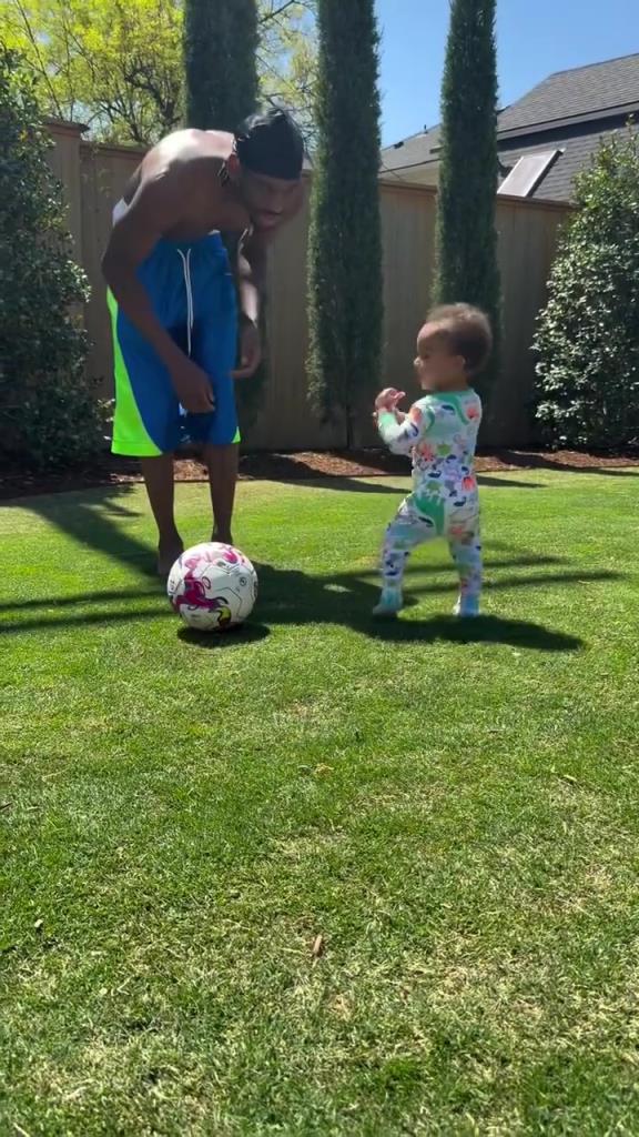 足球要從娃娃抓起！SGA帶娃踢足球，小孩摔倒時鼓掌“嘲笑”！