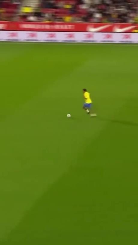 45歲還開掛！小羅再現(xiàn)牛尾巴過人，微笑單挑門將輕松打進(jìn)